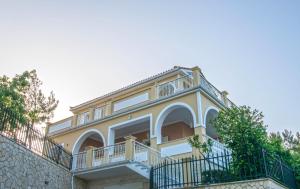 ラガナスにあるAndelica Holiday Villa by "elite"のバルコニーと柵付きの家