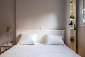 Voodi või voodid majutusasutuse Cozy Apt. 2min from metro toas
