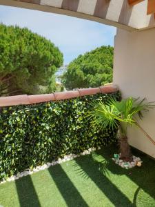a fence with green plants on the side of a building at DUPLEX CAP D AGDE PISCINE in Cap d'Agde