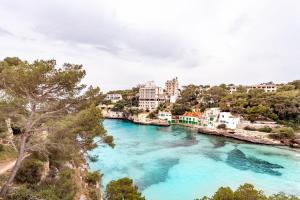 vistas a un río con agua azul en Apartamentos Drac, en Cala Santanyi