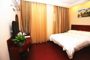 Een bed of bedden in een kamer bij Greentree Inn Mozitan Road Yiwu Small Commodities Wholesale City