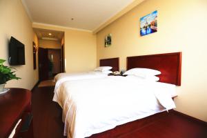 Een bed of bedden in een kamer bij Greentree Inn Mozitan Road Yiwu Small Commodities Wholesale City