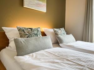 Postel nebo postele na pokoji v ubytování Hotel Grachtenhuus Greetsiel