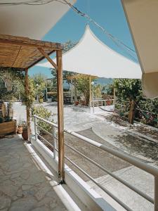 een witte parasol op de patio bij Heras Garden in Vasiliki