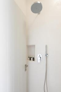 eine Dusche mit Duschkopf im Bad in der Unterkunft Phos Boutique Apartments in Aegiali