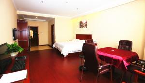 Een TV en/of entertainmentcenter bij Greentree Inn Mozitan Road Yiwu Small Commodities Wholesale City
