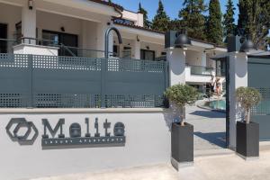 una casa con un cartel para una villa en Melite Luxury Rooms & Apartments, en Paliouri