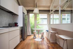 Kuchyňa alebo kuchynka v ubytovaní YouHosty - Luxury Town House
