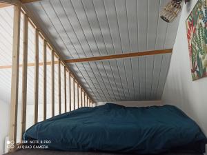 ein Schlafzimmer mit einem Bett in einem Zimmer mit Fenstern in der Unterkunft Maisonnette indépendante 4 personnes jardin terrasse in Vrigne-aux-Bois