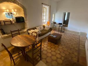sala de estar con sofá y mesa en Villa Verde - Gîte - possibilité table d'hôte, en Boisseron