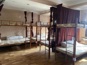 Planet Nomad Hostel في كاتماندو: غرفة بها ثلاثة أسرة بطابقين