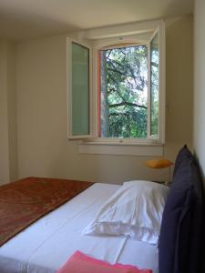 カステル・サン・ピエトロ・テルメにあるVilla Resta & Dependanceのベッドルーム(ベッド1台、窓付)