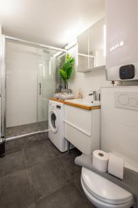 ein Badezimmer mit einem WC und einer Waschmaschine in der Unterkunft SUPER CENTRAL - Sentier Studio - Air Conditioning in Paris