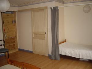 1 dormitorio con 2 camas y armario en Meublé de tourisme Le Gilliard, en Chavanges