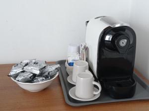 Příslušenství pro přípravu čaje a kávy v ubytování Rome Travellers Hotel