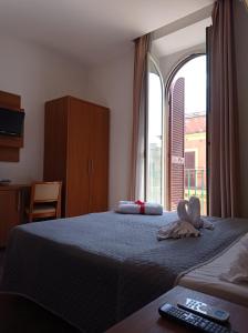 Postel nebo postele na pokoji v ubytování Rome Travellers Hotel