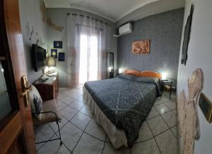 a bedroom with a bed and a window at A Casa mia in Giardinetti 