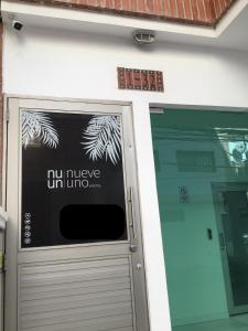 里奧阿查的住宿－Nueve Uno Hostel，建筑物门上的标志