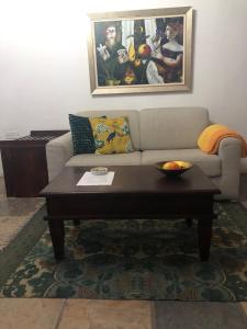 uma sala de estar com um sofá e uma mesa de centro em Niki's House em Limassol