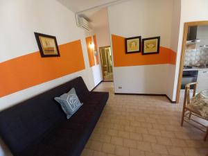 A seating area at PetlyApartments