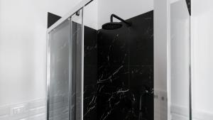 W łazience znajduje się kabina prysznicowa z czarnego marmuru. w obiekcie Italianway - Barberini Elegantia Apartments Roma w Rzymie +37 zdjęć