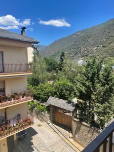 a balcony of a building with a view of a mountain at Apartament La Cabanera in Sort