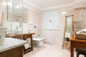 La salle de bains est pourvue de toilettes, d'un lavabo et d'une douche. dans l'établissement Agriturismo L’Orto di Muma, à Gorleri