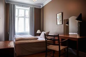 une chambre avec un lit, un bureau et une fenêtre dans l'établissement Rye115 Hotel, à Copenhague