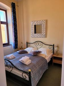 ein Schlafzimmer mit einem Bett, auf dem zwei Handtücher liegen in der Unterkunft Hotel Leliwa in Leśna