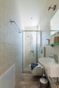 La salle de bains est pourvue d'une douche, d'un lavabo et de toilettes. dans l'établissement Renaissance Apartment, feeling the heartbeat of Rethymno!, à Réthymnon