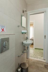 Kúpeľňa v ubytovaní Renaissance Apartment, feeling the heartbeat of Rethymno!