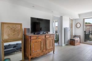 Televízia a/alebo spoločenská miestnosť v ubytovaní À 500m de la plage, appartement pour 7