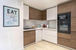 Kuchyňa alebo kuchynka v ubytovaní À 500m de la plage, appartement pour 7