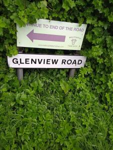 um sinal no meio de um arbusto em Ballycastle Glenview House 4 bedrooms in the Glens of Antrim em Ballycastle
