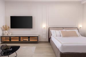 ein Schlafzimmer mit einem Bett und einem TV an der Wand in der Unterkunft Studio apartments in center of Opatija in Opatija