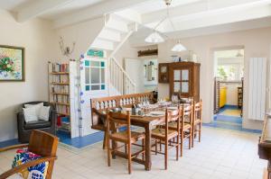 a dining room with a table and chairs at "Primpolo" location pour 5 les pieds dans l'eau in Penmarch