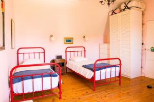 Ένα ή περισσότερα κρεβάτια σε δωμάτιο στο Maison pour 5 à Kérity les pieds dans l'eau