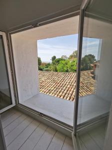 Balkon lub taras w obiekcie Le Cocon en plein centre du village médiéval de Mougins vue mer