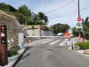 Goście zatrzymujący się w obiekcie Le Cocon en plein centre du village médiéval de Mougins vue mer
