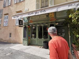 Goście zatrzymujący się w obiekcie Le Cocon en plein centre du village médiéval de Mougins vue mer