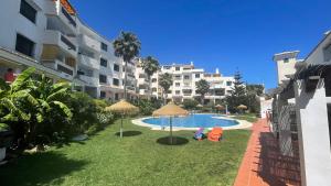 basen przed budynkiem mieszkalnym w obiekcie Apartamento Golf Beach w mieście Benalmádena