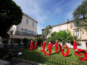 Ogród w obiekcie Le Cocon en plein centre du village médiéval de Mougins vue mer