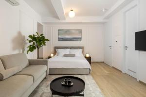 ein Schlafzimmer mit einem Bett, einem Sofa und einem Tisch in der Unterkunft Studio apartments in center of Opatija in Opatija