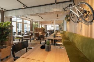 Hotel Meerzeit Binz في بينز: تعليق الدراجة على جدار المطعم
