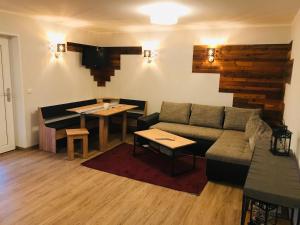 ein Wohnzimmer mit einem Sofa und einem Tisch in der Unterkunft Landkulturhof Glücksbringer in Rudolstadt
