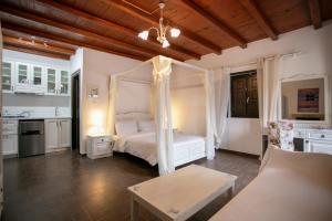Voodi või voodid majutusasutuse Traditional Apartments Plagiaki toas