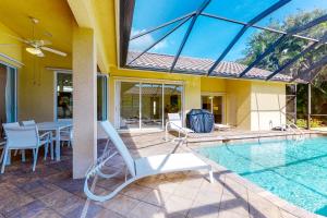 a house with a swimming pool and a patio at Villa Katrin in Naples