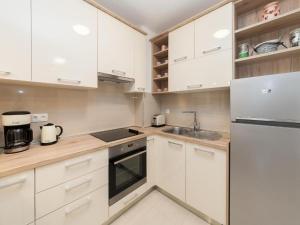 Kuchyňa alebo kuchynka v ubytovaní Crystal Apartment