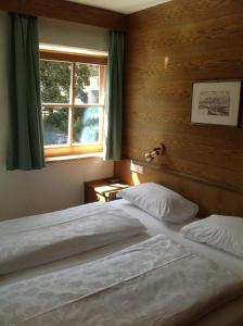 two twin beds in a bedroom with a window at Garni Pineta in San Martino in Badia