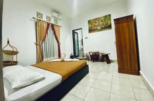 a bedroom with a bed in a room at Pondok Mimba in Padangbai